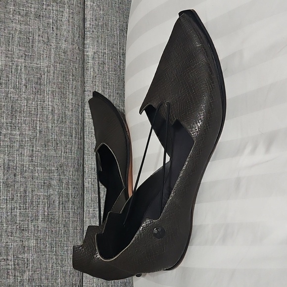 CYDWOQ Black Textured Leather Flats - Picture 5 of 6